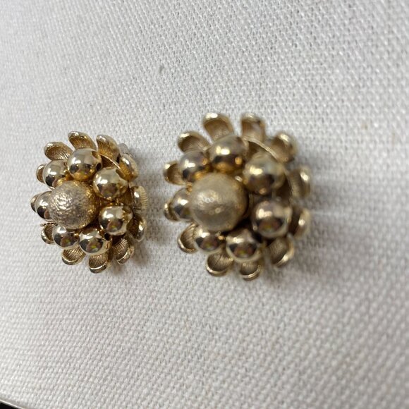 Vintage Kramer‎ Gold-Tone Clip-On Earrings Floral Design - Picture 2 of 8